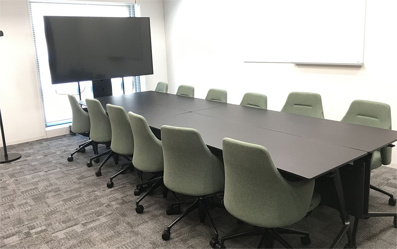 12名用の会議室。大モニター完備で、大人数のミーティングに最適。